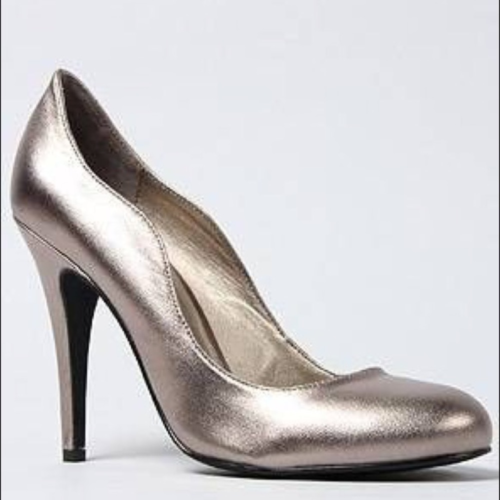 NIB Kelsi Dagger Metallic Pewter Pumps